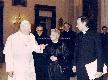 Irma Ravinale insieme al papa Giovanni Paolo II e ...